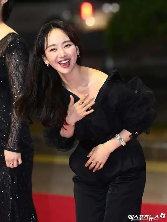 Won Jin Ah hadir di red carpet Busan International Film Festival dengan tawa bahagia. (Foto: XSportNews)