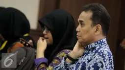 Edy Nasution saat menunggu sidang di Pengadilan Tipikor, Jakarta (8/12). Edy terbukti menerima suap dari beberapa perkara dan telah sah menerima uang sebesar Rp 1 miliar dalam bentuk dolar Singapura.  (Liputan6.com/Helmi Affandi)