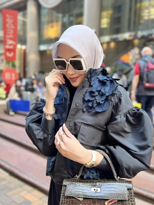 Jaket dengan aksen bunga 3D akan memaksimalkan gaya kasual jadi makin sempurna. [Foto: Instagram/ Dsaks]