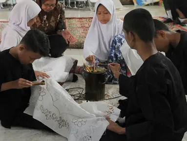 Murid SLB Mekar Sari 1 Cibinong saat mengikuti pelatihan membatik, Cibinong, Bogor, Jawa Barat, Rabu (18/9/2019). Ekstrakurikuler yang rutin dilaksanakan seminggu sekali ini untuk membekali para siswa keterampilan membatik. (merdeka.com/Arie Basuki)