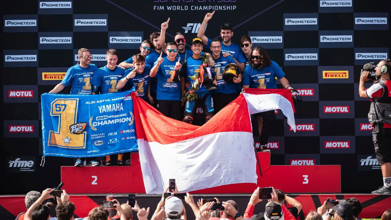 Aldi Satya Mahendra beserta timnya mengibarkan bendera merah putih