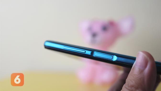 Sisi samping Redmi Note 9 Pro terdapat tombol volume dan power yang juga merupakan fingerprint scanner (Liputan6.com/ Agustin Setyo Wardani)