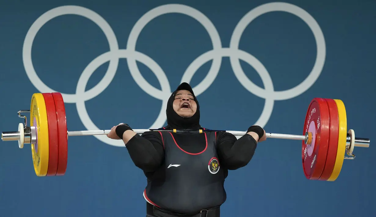 Lifter Indonesia, Nurul Akmal melakukan angkatan clean and jerk saat berkompetisi dalam cabang olahraga angkat besi +81kg putri Olimpiade Paris 2024 di South Paris Arena, Paris, Prancis, Minggu (11/08/2024). (AP Photo/Kin Cheung)