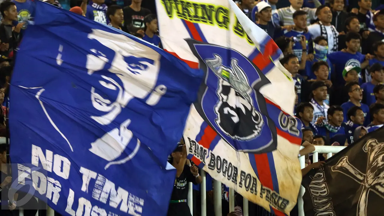 Nyala Suar Warnai Perayaan Kemenangan Persib atas Semen Padang