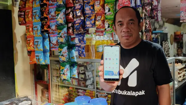 Sejak bergabung menjadi Mitra Bukalapak, Pak Sainal mengambil peran sebagai agen inklusi keuangan di daerahnya. (Foto: Bukalapak)