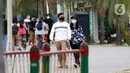 Pengunjung berpasangan menikmati suasana pantai di Taman Impian Jaya Ancol, Jakarta, Kamis (29/10/2020). Libur panjang di masa pemberlakuan PSBB transisi Jakarta dimanfaatkan warga untuk mengunjungi lokasi-lokasi wiisata. (Liputan6.com/Helmi Fithriansyah)