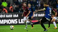 Pemain Inter Milan, Mauro Icardi mencetak gol melalui titik putih ke gawang AC Milan pada pekan kedelapan Liga Italia di Stadion Giuseppe Meazza, Minggu (15/10). Gol Inter Milan diborong oleh Icardi, 3-2. (MIGUEL MEDINA / AFP)