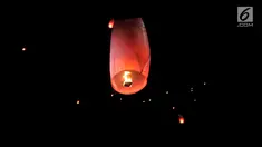 Pengunjung menerbangkan lampion saat perayaan Tahun Baru Imlek di Pantai Lagoon, Ancol, Jakarta, Selasa (5/2) malam. Sebanyak 500 lampion diterbangkan oleh pengunjung dalam  rangka menutup Festival Imlek di Ancol. (Merdeka.com/Iqbal S Nugroho)