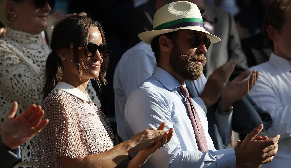 Pippa Middleton ditemani adiknya, James Middleton, menyaksikan hari ketiga kejuaraan tenis Grand Slam Wimbledon 2017 di London, Rabu (5/7). Pippa menyempurnakan gayanya tersebut dengan kacamata hitam yang terasa semakin glamor. (Adrian DENNIS / AFP)