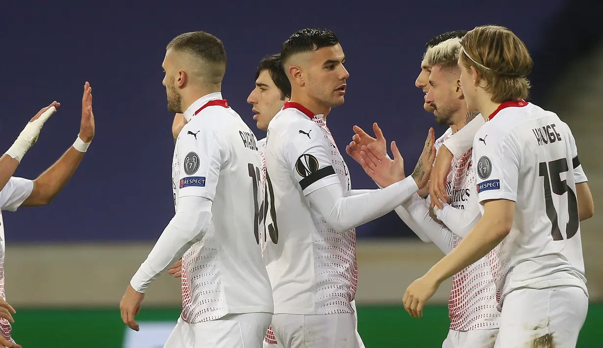 Gelandang AC Milan, Samu Castillejo (kedua kanan) berselebrasi dengan rekan-rekannya usai mencetak gol ke gawang Lille pada pertandingan lanjutan Grup H Liga Europa di stadion Stade Pierre Mauroy, Prancis, Kamis (26/11/2020). AC Milan bermain imbang 1-1. (AP Photo/Michel Spingler)