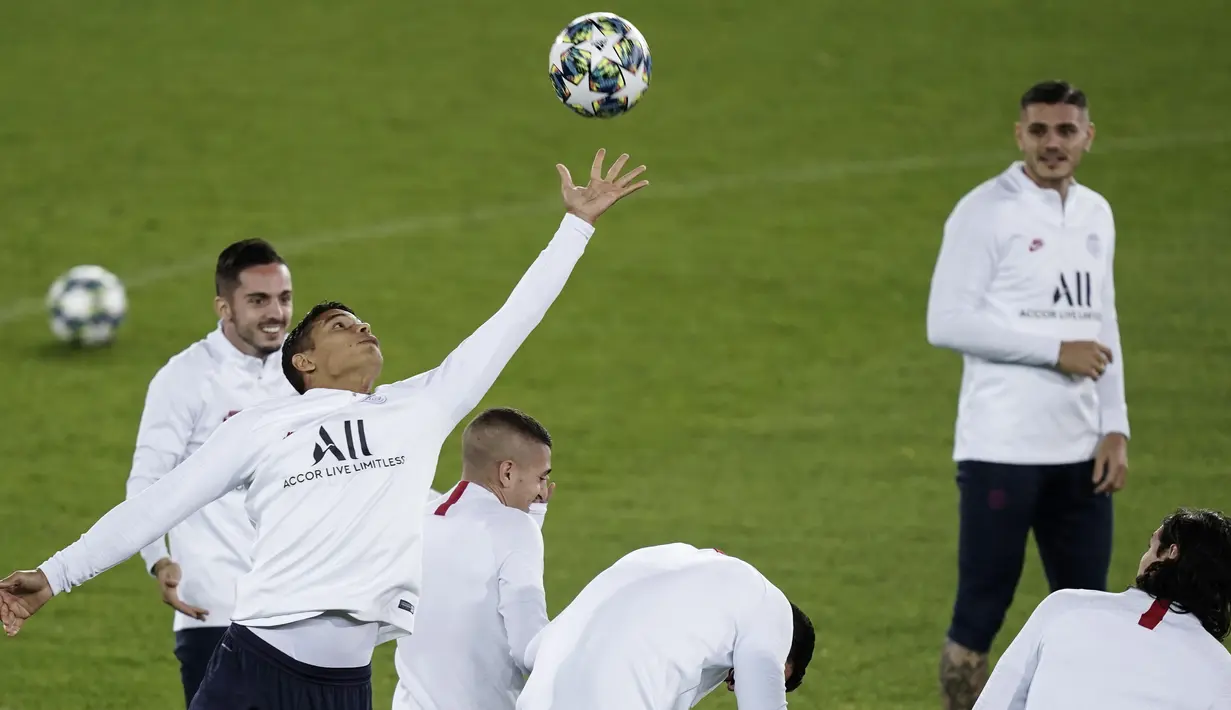 Bek Paris Saint-Germain (PSG),  Thiago Silva berusaha menangkap bola selama latihan tim di Jan Breydel Stadium di Bruges (21/10/2019). PSG akan bertanding pada matchday ketiga Grup A Liga Champions melawan wakil Belgia, Club Brugge. (AFP Photo/Kenzo Tribouillard)