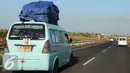 Beragam kendaraan digunakan pemudik untuk berlebaran di kampung halaman. Tampak, pemudik menggunakan mikrolet saat melintasi jalan tol Cipali, Jawa Barat, Kamis (16/7/2015). (Liputan6.com/Herman Zakharia)