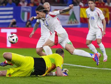 Euro 2024 baru menyelesaikan matchday kedua pada fase grup dengan telah memainkan 24 laga hingga 22 Juni 2024 yang menghasilkan 61 gol, alias 2,54 gol per laganya. Begitu ketatnya tiap laga, 6 gol bunuh diri pun tercipta dari total 61 gol tersebut. Berikut daftar keenam gol bunuh diri tersebut. (AP Photo/Manu Fernandez)