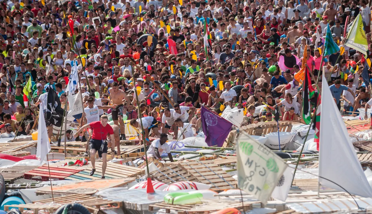 Ribuan orang saat mengikuti acara "Abordaje" di pelabuhan kota Basque San Sebastian utara (12/8).  Acara ini menghadirkan Pesta, Konser, Acara berperahu bertema bajak laut Dan kembang api malam. (AFP Photo/Gari Garaialde)