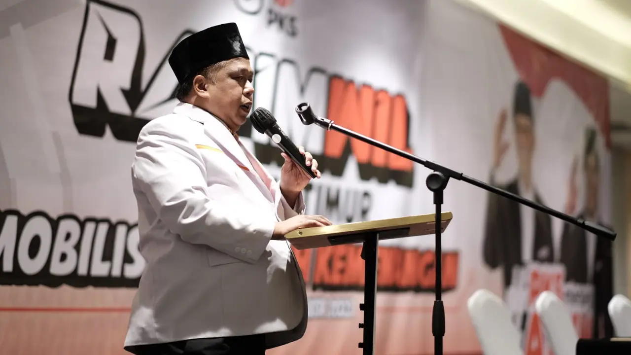 Irwan Setiawan membakar semangat kader dan caleg PKS saat Rapimwil PKS Jatim. (Istimewa).