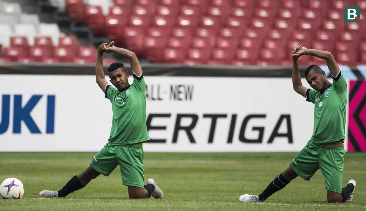 Para pemain Timor Leste melakukan pemanasan saat latihan di SUGBK, Jakarta, Senin (12/11). Latihan ini persiapan jelang laga Piala AFF 2018 melawan Timnas Indonesia. (Bola.com/Vitalis Yogi Trisna)