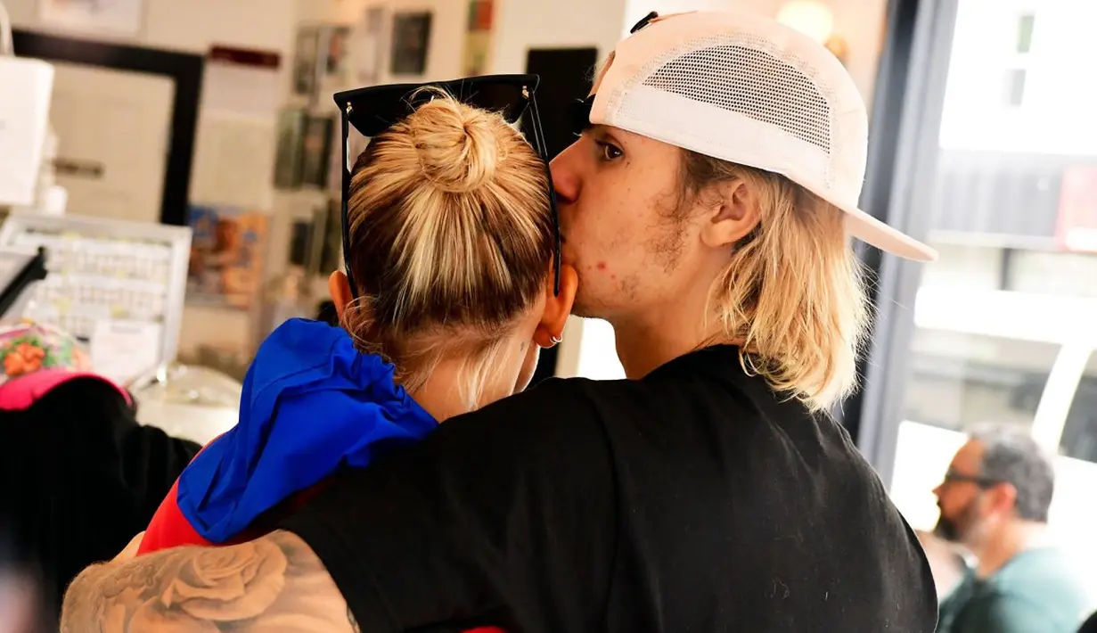 Hailey pun menghiasi foto tersebut dengan keterangan yang sangat romantis. (Us Weekly)