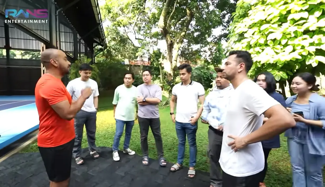 Untuk mencari teman menurunkan berat badannya, Raffi mengajak beberapa karyawannya. Baik laki-laki dan peremuan, bagi yang berhasil menurunkan berat badan 5 Kg dalam waktu satu bulan akan diberikan hadiah Rp 10 juta. [Youtube/Rans Entertainment]
