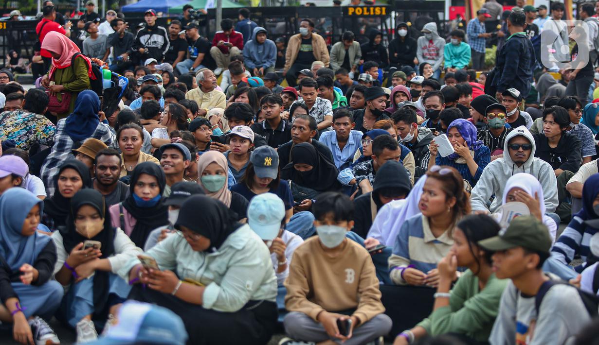 Dalam aksi tersebut, mereka menuntut Mahkamah Konstitusi (MK) menolak sepenuhnya gugatan permohonan yang diajukan oleh Capres 01 dan 03. (Liputan6.com/Angga Yuniar)