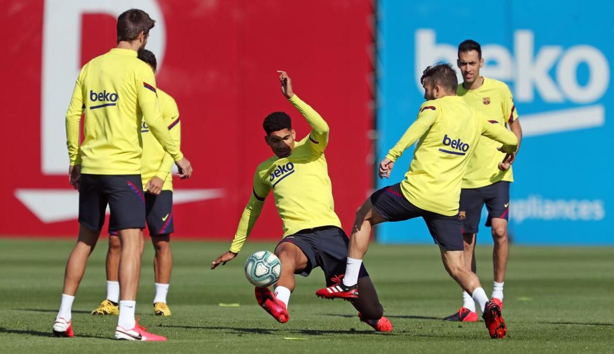 Pemain Barcelona FC saat mengikuti sesi latihan di Ciutat Esportiva Joan Gamper, Sant Joan Despi, Senin (18/5/2020). Barcelona terus matangkan latihan jelang kembali bergulirnya kompetisi La Liga.(AFP/Handout/FC Barcelona/Miguel Ruiz)