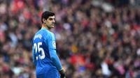 Thibaut Courtois mendapatkan teror tak mengenakkan di derby Atletico Madrid vs Real Madrid (GABRIEL BOUYS / AFP)