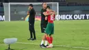 Seorang ofisial Timnas Maroko U-17 berusaha menghibur seorang pemainnya, Ayman Ennair setelah menderita kekalahan 0-1 dari Timnas Mali U-17 pada laga perempat final Piala Dunia U-17 2023 di Stadion Manahan, Solo, Sabtu (25/11/2023). (Doc. LOC WCU17/RKY)