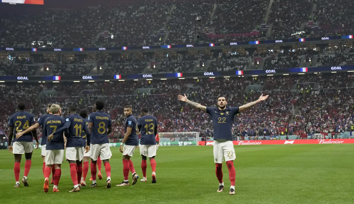 Bek Prancis, Theo Hernandez (kanan) berselebrasi setelah mencetak gol ke gawang Maroko selama pertandingan semifinal Piala Dunia 2022 di Stadion Al Bayt di Al Khor, Qatar, Kamis (15/12/2022). Prancis menang atas Maroko dengan skor 2-0. (AP Photo/Christophe Ena)
