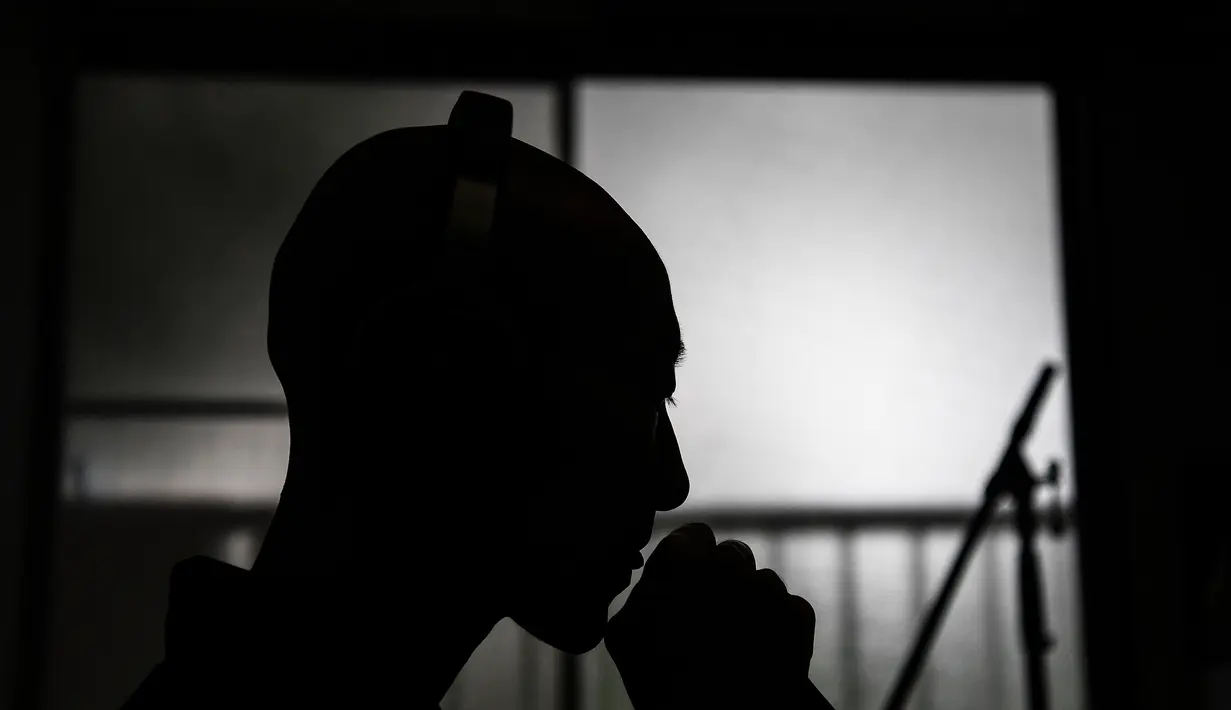 Foto yang diambil pada 26 Juni 2020 menunjukkan, Yogetsu Akasaka menampilkan pertunjukan beatboxing secara live streaming di rumahnya di Tokyo. Akasaka menjadi perbincangan hangat di jagat maya Jepang setelah memadukan nyanyian religius dengan beatboxing. (CHARLY TRIBALLEAU/AFP)
