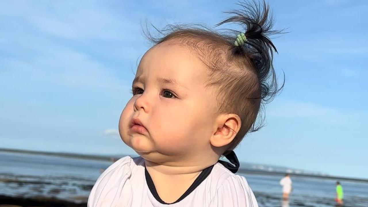 Baby Kamari Sedang Duduk Sambil Bermain Pasir