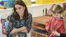 Duchess of Cambridge, Kate Middleton menemani anak-anak mengerjakan kesenian saat mengunjungi Akademi Reach Feltham, London, Inggris, Rabu, (10/1). (Eddie Mulholland/Pool Photo via AP)