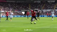Manchester United mantap di puncak klasemen sementara Liga Inggris usai kembali meraih kemenangan telak 4-0 atas tuan rumah Swansea.