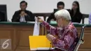 Suroso Atmo Martoyo saat mengikuti sidang pembacaan dakwaan, di Pengadilan Tipikor, Jakarta, Kamis (18/6/2015). Suroso terlibat kasus suap dalam pembelian tetra ethyl lead (TEL) dari perusahaan asal Inggris, Innospec. (Liputan6.com/Helmi Afandi)