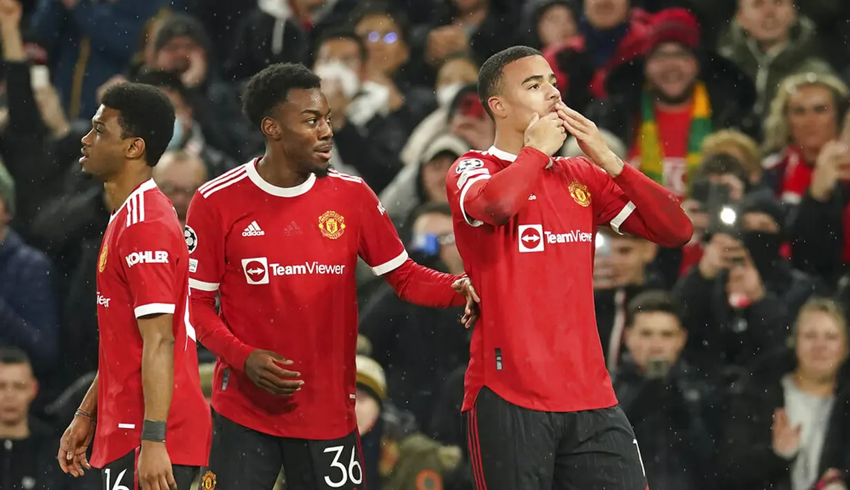 Pemain Manchester United Mason Greenwood (kanan) melakukan selebrasi usai mencetak gol ke gawang Young Boys pada pertandingan sepak bola Grup F Liga Champions di Stadion Old Trafford, Manchester, Inggris, 8 Desember 2021. Pertandingan berakhir 1-1. (AP Photo/Dave Thompson)