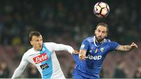 Striker Juventus, Gonzalo Higuain, duel udara dengan bek Napoli, Vlad Chiriches. Pada laga tersebut Napoli memakai skema 4-3-3 sementara Juventus dengan formasi 4-2-3-1. (AFP/Carlo Hermann).