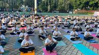 Yoga bersama yang diselenggarakan oleh Kedutaan Besar India di Jakarta pada Jumat (21/6/2024) di Kemenpora, Jakarta Pusat (Dok: Najma Ramadhanya)