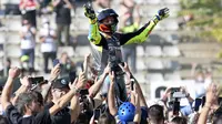 Dunia MotoGP sangat kehilangan sosok Rossi. Selama bertahun-tahun ia menjadi ikon MotoGP, dan belum ada yang menyamai nama besarnya. (AP Photo/Alberto Saiz)