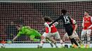 Pemain Eintracht Frankfurt, Daichi Kamada mencetak gol kedua melewati kiper Arsenal Emiliano Martinez pada matchday kelima Grup F Liga Europa di Emirates Stadium, London, Kamis (28/11/2019). Arsenal ditaklukkan Eintracht Frankfurt dengan skor 1-2 di kandang mereka sendiri. (AP/Matt Dunham)
