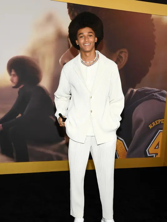 Aktor Jaden Michael menghadiri pemutaran perdana Black & White dengan pakaian pria yang sedang tren, yaitu pleated suit rancangan Issey Miyake, di tahun 2021.