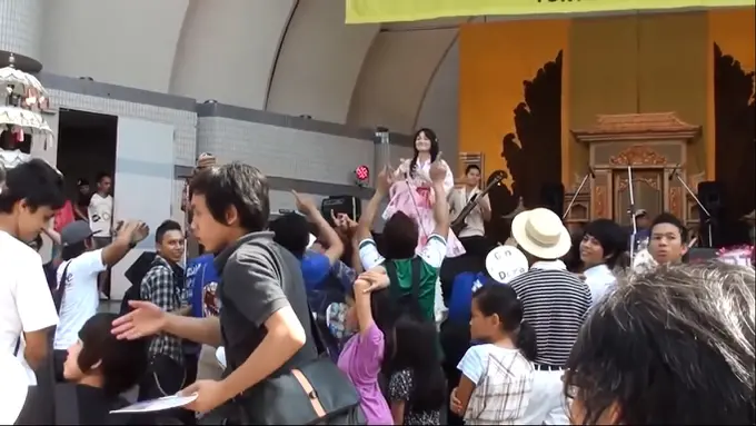 Orang Jepang Bawakan Lagu Keong Racun