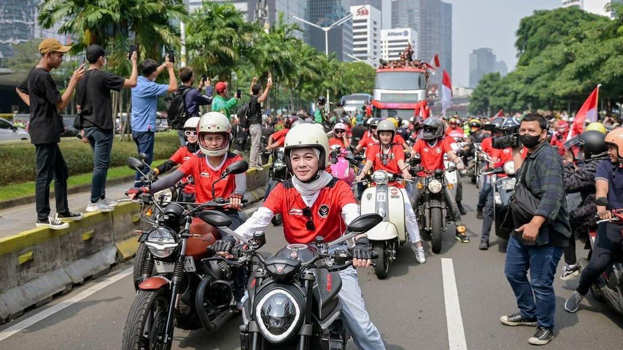 Istri Omesh pernah ikut mengawal Timnas Indonesia saat konvei kemenangan. Dian Ayu tampak mengenakan kaos timnas warna merah. Ia tampak berada di depan rombongan.
