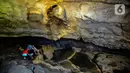 Di ujung jembatan, wisatawan dapat menikmati sinar matahari yang menerobos lubang kecil di langit gua. Selain itu pengunjung juga bisa menyaksikan ribuan kelelawar yang bergelantungan di dinding gua. (merdeka.com/Arie Basuki)