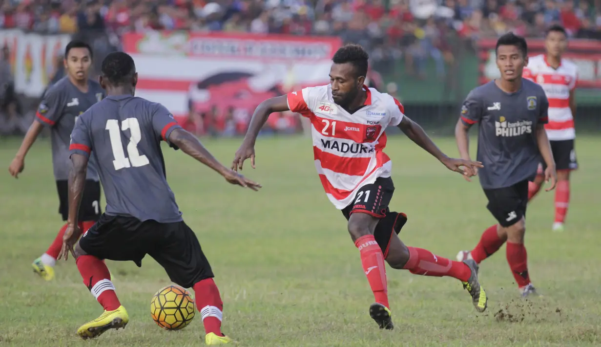 Gelandang serang Madura United, Engelbert Sani, berusaha melewati hadangan pemain Persiba Balikpapan pada laga uji coba di Stadion Ahmad Yani, Sumenep, Sabtu (20/2/2016).  (Bola.com/Vitalis Yogi Trisna)
