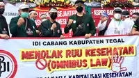 IDI beserta anggota organisasi lain demo atau unjuk rasa di depan Gedung DPR pada Senin (28 November 2022) soal RUU Omnibus Law Kesehatan. (Foto: Ade Nasihudin)