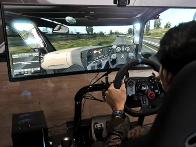 Pengunjung menjajal simulator truk yang dihadirkan Mercedes Benz di GIICOMVEC 2020, JCC Senayan, Jakarta, Minggu (8/3/2020). Mercedes Benz menghadirkan simulator truk dan bus dalam GIICOMVEC 2020 sehingga pengunjung dapat merasakan sensasi mengendarai kendaraan besar. (merdeka.com/Iqbal Nugroho)