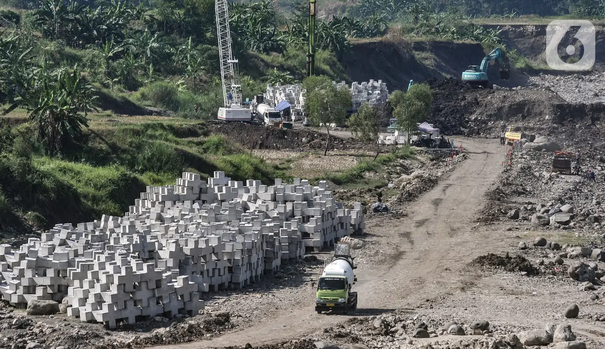 Suasana pembangunan Bendungan Cipamingkis di Desa Sukasirna, Jonggol, Jawa Barat, Minggu (1/8/2021). Pembangunan ini untuk mengembalikan fungsi Bendung Cipamingkis sebagai suplai air irigasi kebutuhan lahan persawahan masyarakat di Kabupaten Bogor dan Kabupaten Bekasi. (merdeka.com/Iqbal S Nugroho)