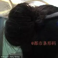 Seorang ibu di Cina melampaui batas maksimal pikiran manusia dengan menggunakan pisau sebagai tusuk kondenya! Ibunya siapa sih ini?