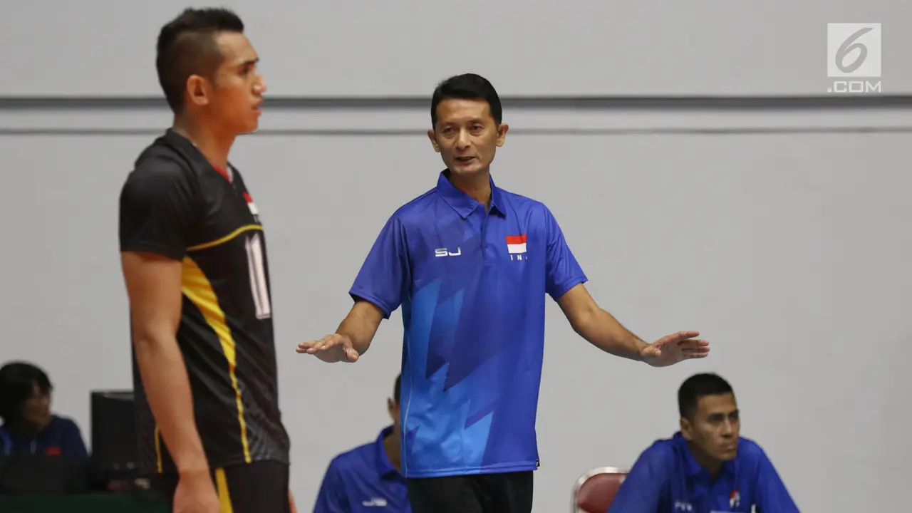 Pelatih Timnas Voli Indonesia, Samsul Jais, memberi arahan pada pemainnya saat pada Kejuaraan Voli Asia 2017 ke-16 di GOR Tri Dharma, Gresik. (Liputan6.com/Helmi Fithriansyah)