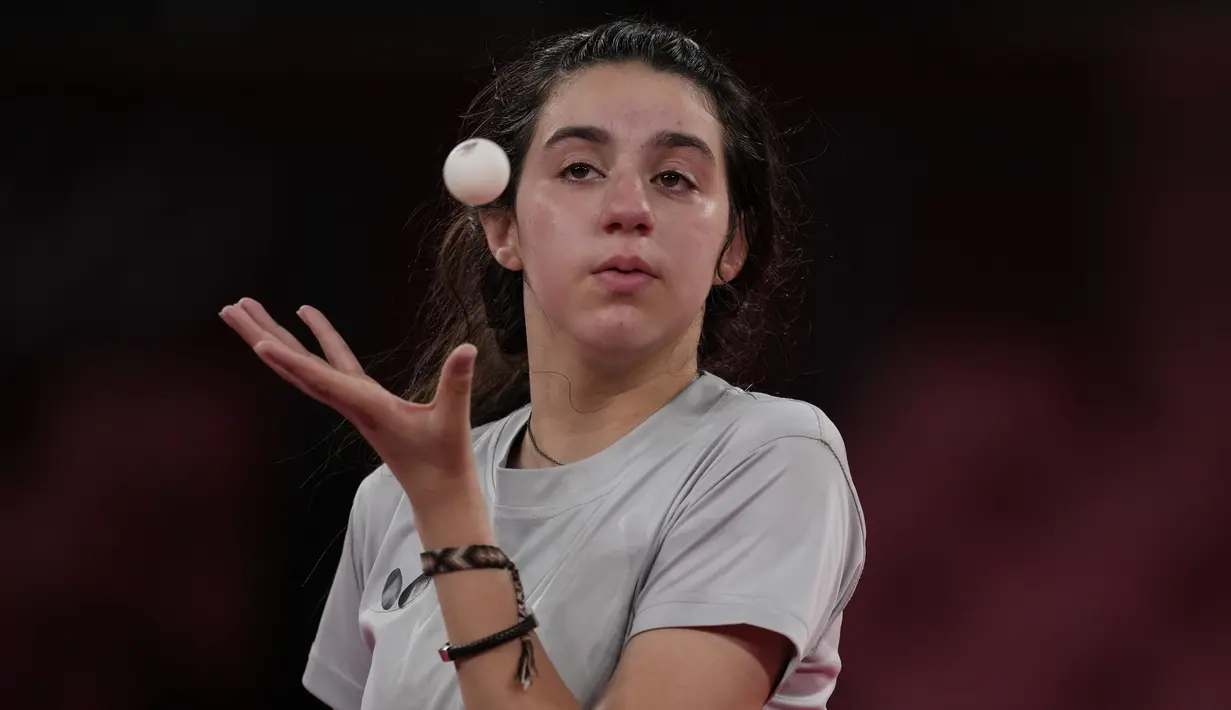 Petenis meja Suriah Hend Zaza beraksi saat pertandingan babak penyisihan tunggal tenis meja putri melawan Liu Jia dari Austria di Olimpiade 2020 di Tokyo, Sabtu (24/7/2021). Zaza tampil mewakili Suriah di cabang tenis meja kategori tunggal putri. (AP Photo/Kin Cheung)
