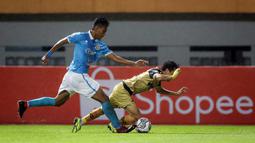 Pada menit 56, kesialan menimpa Sulut. Wasit menunjuk titik putih setelah Yudi Khoerudin (kiri) mendorong Rangga yang mengejar bola di sisi kiri kotak penalti. (Bola.com/Bagaskara Lazuardi)