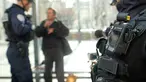 Sebuah kamera tubuh melekat pada dada seorang anggota kepolisian di Marseille, Prancis, 15 Februari 2017. Penggunaan kamera tubuh kepada para anggota polisi setiap sedang berpatroli ini dilakukan untuk menekan angka kriminalitas. (BORIS HORVAT/AFP)